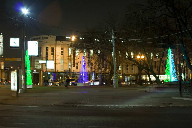 Образцы световых вывесок и табличек Акрилайт. Страстной бульвар. Новогодние елки. Высота этого Акрилайта 6 метров!
